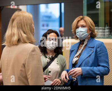 15. Dezember 2020, Belgien, Brüssel: 15.12.2020, Belgien, Brüssel: Die stellvertretende Ständige Vertreterin Susanne Szech-Kounduros (Zurück) spricht vor dem Beginn eines Treffens der Agrarminister im Justus Lipsius, dem Sitz des EU-Rates am 15. Dezember 2020 in Brüssel, Belgien, mit der deutschen Ministerin für Ernährung und Landwirtschaft Julia Klockner (R). Die deutsche Agrarministerin Julia Kloeckner hat die 6-monatige Ratspräsidentschaft inne. Die EU-Minister wollen eine Einigung über die Fangmöglichkeiten für die folgenden Bestände im nächsten Jahr erzielen: Atlantik und Nordsee/cer Stockfoto