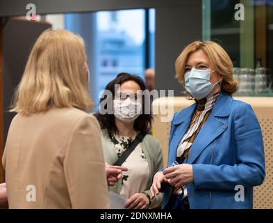 15. Dezember 2020, Belgien, Brüssel: 15.12.2020, Belgien, Brüssel: Die stellvertretende Ständige Vertreterin Susanne Szech-Kounduros (Zurück) spricht vor dem Beginn eines Treffens der Agrarminister im Justus Lipsius, dem Sitz des EU-Rates am 15. Dezember 2020 in Brüssel, Belgien, mit der deutschen Ministerin für Ernährung und Landwirtschaft Julia Klockner (R). Die deutsche Agrarministerin Julia Kloeckner hat die 6-monatige Ratspräsidentschaft inne. Die EU-Minister wollen eine Einigung über die Fangmöglichkeiten für die folgenden Bestände im nächsten Jahr erzielen: Atlantik und Nordsee/cer Stockfoto