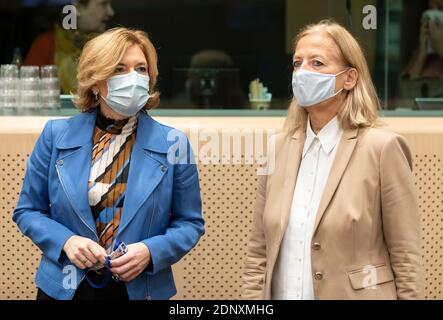 15. Dezember 2020, Belgien, Brüssel: 15.12.2020, Belgien, Brüssel: Die deutsche Landwirtschaftsministerin Julia Klockner (L) spricht mit der stellvertretenden Ständigen Vertreterin Susanne Szech-Koundouros (R) vor dem Beginn eines Treffens der Agrarminister im Justus Lipsius, dem Sitz des EU-Rates am 15. Dezember 2020 in Brüssel, Belgien. Die deutsche Agrarministerin Julia Kloeckner hat die 6-monatige Ratspräsidentschaft inne. Die EU-Minister wollen eine Einigung über die Fangmöglichkeiten für die folgenden Bestände im nächsten Jahr erzielen: Atlantik und Nordsee/Certai Stockfoto