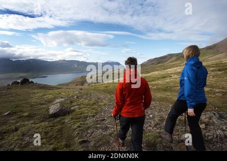 Island / Ostisland/Borgarfjordur/ zwei Frauen wandern in den Bergen. Stockfoto