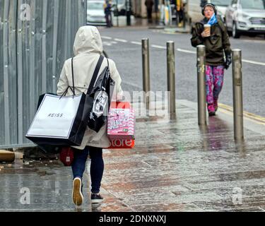 Glasgow, Schottland, Großbritannien. Dezember 2020. UK Wetter: Hektischer Freitagsregen und Weihnachtseinkäufe auf der Argyle Street im Stadtzentrum. Quelle: Gerard Ferry/Alamy Live News Stockfoto