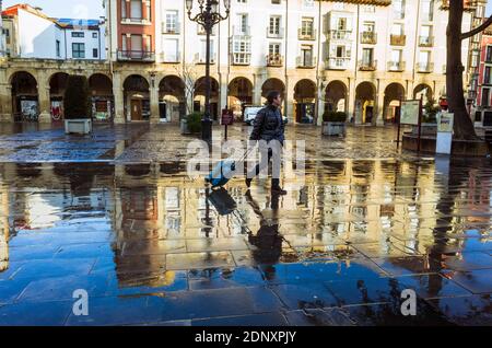 Logroño, La Rioja, Spanien - Februar, 15, 2019: ein Mann zieht einen Trolley entlang der Plaza del Mercado (Marktplatz) im Herzen der historischen Altstadt. Stockfoto