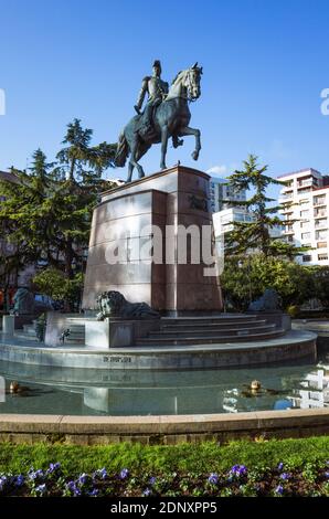 Logroño, La Rioja, Spanien - Februar 15., 2019: Reiterstandbild von general Espartero entworfen von Francisco de Luis y Tomás und im Jahre 1895 eingeweiht. Stockfoto