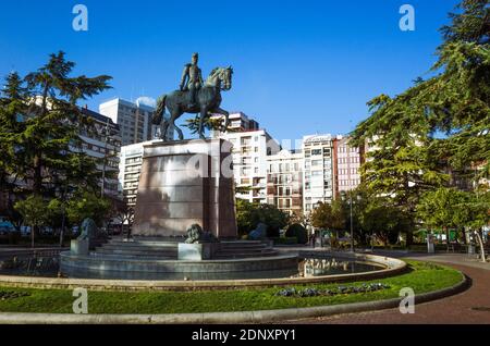 Logroño, La Rioja, Spanien - Februar 15., 2019: Reiterstandbild von general Espartero entworfen von Francisco de Luis y Tomás und im Jahre 1895 eingeweiht. Stockfoto