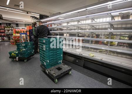 Leere Lebensmittelregale in einem M&S-Supermarkt während des Aufbaus bis zur Weihnachtswoche, da die EU-Grenzen geschlossen sind und Lastwagen nicht in der Lage sind, Waren zu liefern. Stockfoto