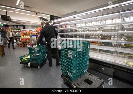 Leere Lebensmittelregale in einem M&S-Supermarkt während des Aufbaus bis zur Weihnachtswoche, da die EU-Grenzen geschlossen sind und Lastwagen nicht in der Lage sind, Waren zu liefern. Stockfoto