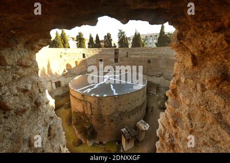 Rom, Italien. Dezember 2020. Das Mausoleum des ersten römischen Kaisers Augustus in Rom, Italien am 18. Dezember 2020. In den letzten 14 Jahren geschlossen, wird es im Frühjahr 2021 endlich wieder eröffnet. Obwohl es sich um das größte kreisförmige Grabdenkmal in der römischen Welt handelt, wurde es jahrzehntelang in einem ruinösen Zustand belassen. Es wurde für die Öffentlichkeit für einen Großteil der letzten 80 Jahre geschlossen, mit Zugang vollständig im Jahr 2007 eingestellt. Nach einem Restaurierungsprojekt für 10 Millionen Euro wird das Augustusmausoleum wieder Besucher begrüßen und soll am 1. März 2021 eröffnet werden. Quelle: ABACAPRESS/Alamy Live News Stockfoto