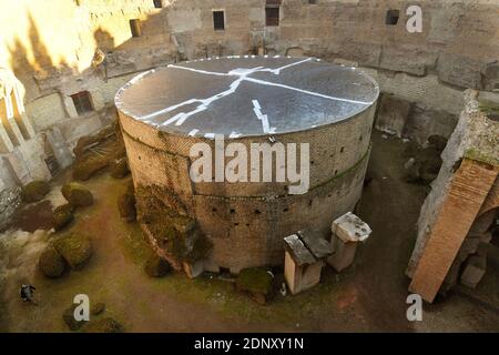 Rom, Italien. Dezember 2020. Das Mausoleum des ersten römischen Kaisers Augustus in Rom, Italien am 18. Dezember 2020. In den letzten 14 Jahren geschlossen, wird es im Frühjahr 2021 endlich wieder eröffnet. Obwohl es sich um das größte kreisförmige Grabdenkmal in der römischen Welt handelt, wurde es jahrzehntelang in einem ruinösen Zustand belassen. Es wurde für die Öffentlichkeit für einen Großteil der letzten 80 Jahre geschlossen, mit Zugang vollständig im Jahr 2007 eingestellt. Nach einem Restaurierungsprojekt für 10 Millionen Euro wird das Augustusmausoleum wieder Besucher begrüßen und soll am 1. März 2021 eröffnet werden. Quelle: ABACAPRESS/Alamy Live News Stockfoto