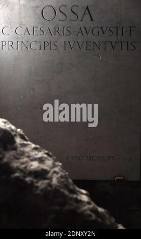 Rom, Italien. Dezember 2020. Das Mausoleum des ersten römischen Kaisers Augustus in Rom, Italien am 18. Dezember 2020. In den letzten 14 Jahren geschlossen, wird es im Frühjahr 2021 endlich wieder eröffnet. Obwohl es sich um das größte kreisförmige Grabdenkmal in der römischen Welt handelt, wurde es jahrzehntelang in einem ruinösen Zustand belassen. Es wurde für die Öffentlichkeit für einen Großteil der letzten 80 Jahre geschlossen, mit Zugang vollständig im Jahr 2007 eingestellt. Nach einem Restaurierungsprojekt für 10 Millionen Euro wird das Augustusmausoleum wieder Besucher begrüßen und soll am 1. März 2021 eröffnet werden. Quelle: ABACAPRESS/Alamy Live News Stockfoto