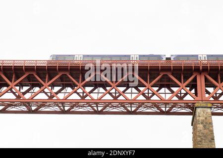 Zug auf der Forth Rail Bridge über den Firth of Forth, South Queensferry bei Edinburgh, Lothian, Schottland. Stockfoto