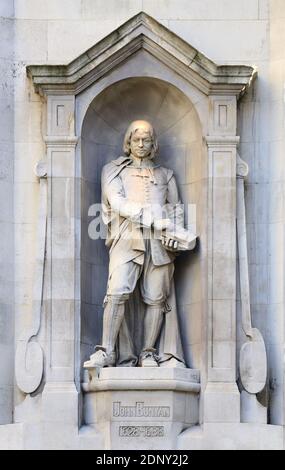 London, England, Großbritannien. Statue (1903: Richard Garbe) von John Bunyan (1628-88) Prediger und Autor des Pilgrim's Progress - an der Ecke von Southhampt Stockfoto