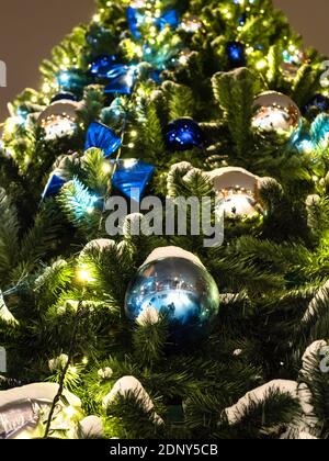 Bodenansicht von Weihnachtsschmuck auf Baum Nahaufnahme im Freien Nachts Stockfoto