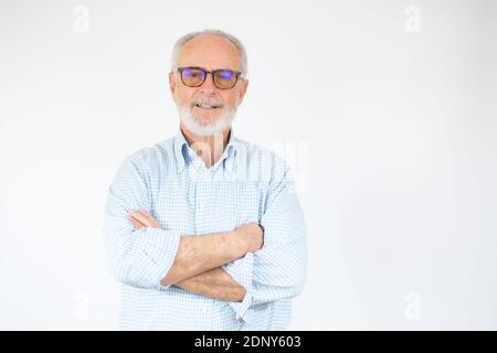 Glücklich reifen Mann mit Armen über weißen Hintergrund gekreuzt. Stockfoto