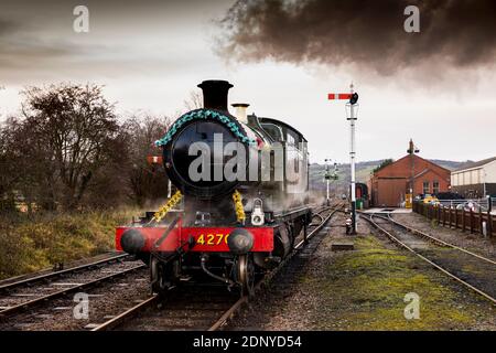 UK, Gloucestershire, Toddington Station, Gloucestershire & Warwickshire Railway, Santa Experience, 1919 Churchward 4200 Klasse 2-8-0T Lokomotive decora Stockfoto