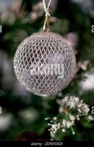 EAST GRINSTEAD, WEST SUSSEX, UK - DEZEMBER 14 : Weihnachtsbaumschmuck in East Grinstead West Sussex am 14. Dezember 2020 Stockfoto