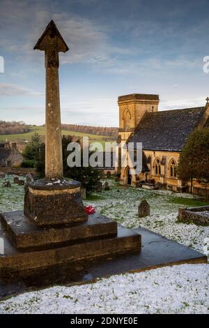 Großbritannien, Gloucestershire, Snowshill, St Barnabas' Kirche mit frischen Streuung von Schnee im Wintermorgen Stockfoto