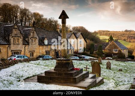 Großbritannien, Gloucestershire, Snowshill, hübsche Cottages rund um den Kirchhof von St. Barnabas am Wintermorgen