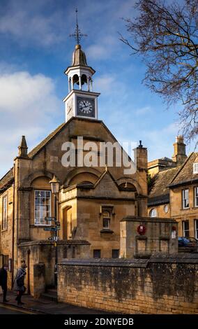 UK, Gloucestershire, Chipping Campden, Lower High Street, attraktives Rathaus aus Stein von 1897 Stockfoto