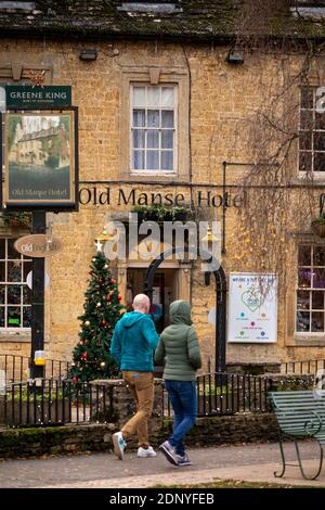 Großbritannien, Gloucestershire, Bourton on the Water, High Street, Weihnachtsbaum vor dem Old Manse Hotel Stockfoto