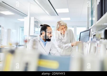 Kollegen im Labor sprechen Stockfoto
