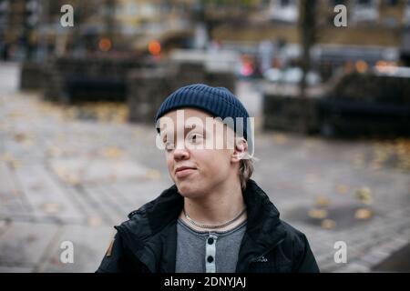 Porträt eines Jungen im Teenageralter mit wolliger Mütze Stockfoto