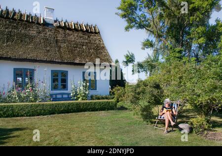 Frau im Garten entspannen Stockfoto