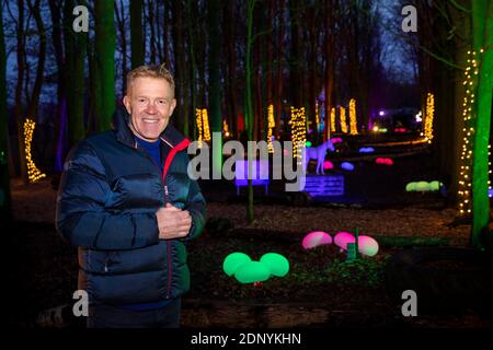 Großbritannien, Gloucestershire, Temple Guiting, Cotswold Farm Park, Conservation Area, BBC Countryfile Moderator und Landwirt Adam Henson in Enchanted Light Trail Stockfoto