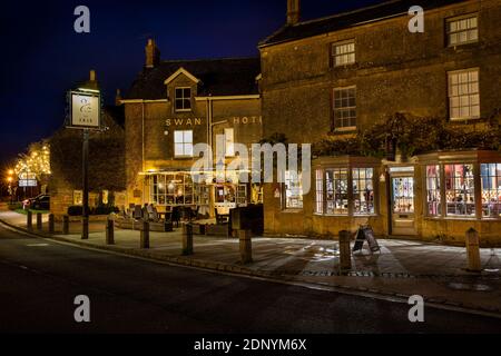 Großbritannien, Gloucestershire, Broadway, The Green, Swan Hotel und Cheltenham House Antiquitätengeschäft beleuchtet für Dorf spät Nacht Weihnachtseinkäufe Stockfoto