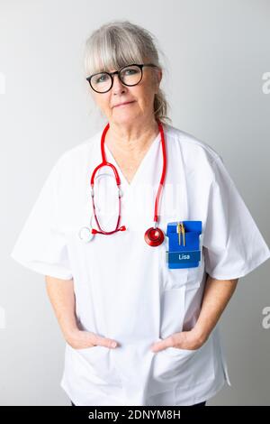 Arzt, Blick in die Kamera Stockfoto