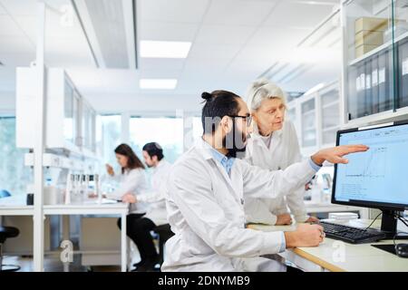 Kollegen im Labor sprechen Stockfoto