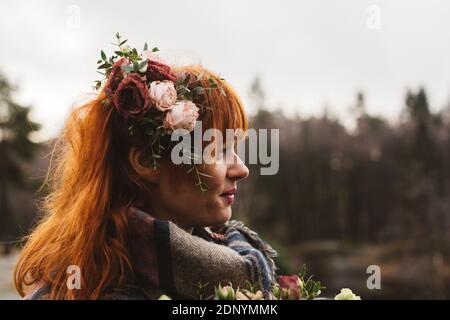 Rothaarige Frau mit Blumen im Haar Stockfoto