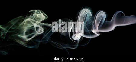 Abstrakt bunte transparente Rauch Hintergrund mit glatten Form in schwarz Hintergrund Stockfoto