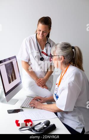 Ärztinnen im Büro Stockfoto