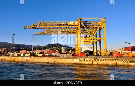 Große Kräne für den Containerumschlag im Hafenterminal Genua Italien Stockfoto