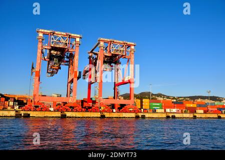 Große Kräne für den Containerumschlag im Hafenterminal Genua Italien Stockfoto