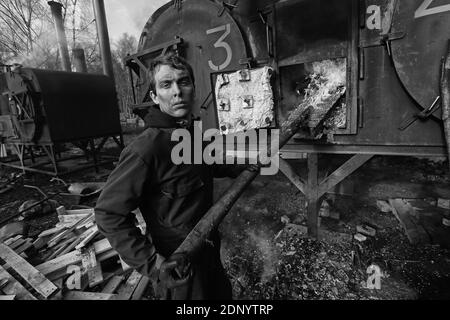 Holzkohlenbrenner durchlaufen einen arbeitsintensiven Prozess, um die Klumpen der Holzkohle zu machen.Merworth Wälder in kent, Großbritannien. Stockfoto