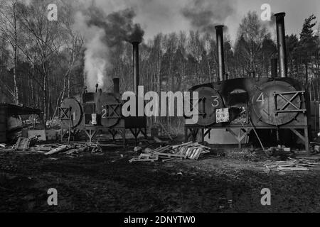 Holzkohlenbrenner durchlaufen einen arbeitsintensiven Prozess, um die Klumpen der Holzkohle zu machen.Merworth Wälder in kent, Großbritannien. Stockfoto