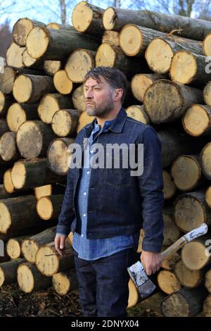 Holzkohlenbrenner durchlaufen einen arbeitsintensiven Prozess, um die Klumpen der Holzkohle zu machen.Merworth Wälder in kent, Großbritannien. Stockfoto