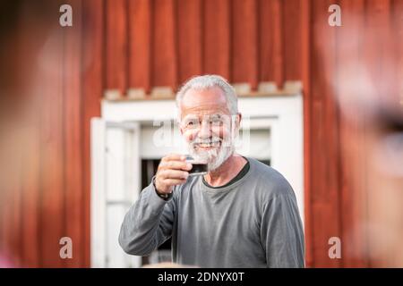 Lächelnder Mann mit Rotwein Stockfoto