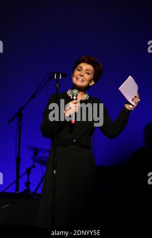 Manhattan, Vereinigte Staaten Von Amerika. Dezember 2015. NEW YORK, NY - NOVEMBER 18: (Embargo bis 8. Dezember 2015) - 5. Jährliches Benefizkonzert "Cyndi Lauper and Friends: Home for the Holidays" am 18. November 2015 in New York City. Personen: Sharon Osbourne Kredit: Storms Media Group/Alamy Live News Stockfoto