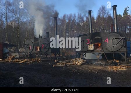 Holzkohlenbrenner durchlaufen einen arbeitsintensiven Prozess, um die Klumpen der Holzkohle zu machen.Merworth Wälder in kent, Großbritannien. Stockfoto