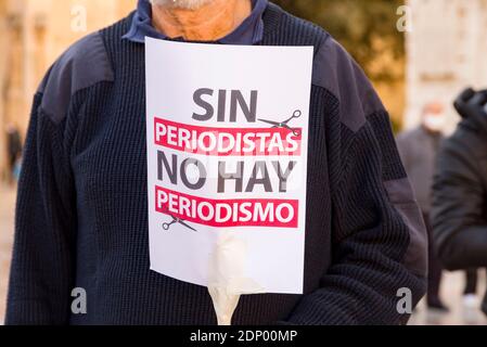 Valencia, Spanien. Dezember 2020. Ein Protestler mit einem Transparent, auf dem stand: "Ohne Journalisten gibt es keinen Journalismus".Journalisten mit dem Motto: "Ohne Journalisten gibt es keinen Journalismus, und ohne Journalismus gibt es keine Demokratie". Verschiedene Entlassungen, die den Informationssektor betreffen, haben zu einem Protest von Journalisten in verschiedenen Teilen der Valencianischen Gemeinschaft geführt. Valencia auf der Plaza de la Virgen. Kredit: SOPA Images Limited/Alamy Live Nachrichten Stockfoto