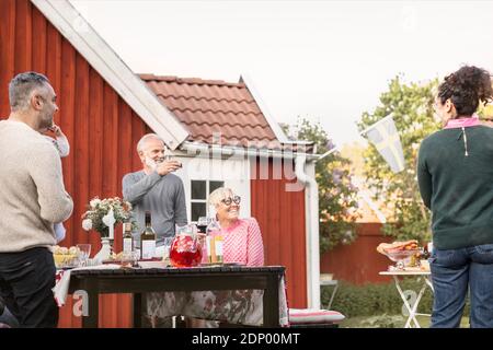 Familie mit Essen im Garten Stockfoto