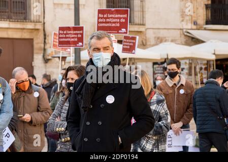 Valencia, Spanien. Dezember 2020. Toni Canto, Politiker der Bürgerpartei, die während der Demonstration gesehen wurde.Journalisten mit dem Slogan "ohne Journalisten gibt es keinen Journalismus, und ohne Journalismus gibt es keine Demokratie". Verschiedene Entlassungen, die den Informationssektor betreffen, haben zu einem Protest von Journalisten in verschiedenen Teilen der Valencianischen Gemeinschaft geführt. Valencia auf der Plaza de la Virgen. Kredit: SOPA Images Limited/Alamy Live Nachrichten Stockfoto