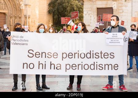 Valencia, Spain. 18th Dec, 2020. Protesters holding a banner saying 'without journalists, 'there is no journalism' during the demonstration.Journalists with the slogan 'Without journalists there is no journalism, and without journalism there is no democracy'. Different dismissals that affect the information sector have provoked a protest by journalists in different parts of the Valencian Community. Valencia in Plaza de la Virgen. Credit: SOPA Images Limited/Alamy Live News Stock Photo