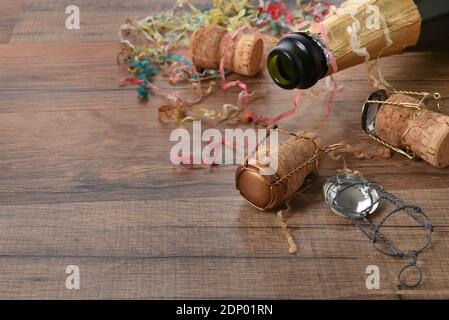 Champagner-Flasche Konfetti und Streamer mit Korken strewm auf dem Boden, die nach einer Party. Stockfoto