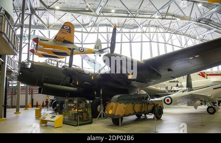 Zweiter Weltkrieg Avro Lancaster schwerer Bomber im Imperial war Museum in Duxford, Cambridgeshire, Großbritannien Stockfoto