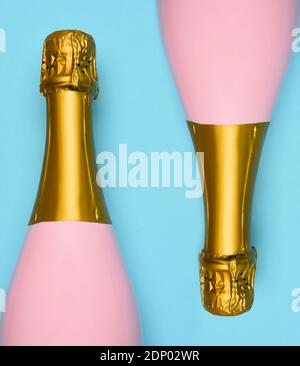 Zwei Pink Champagne Flaschen auf blauem blauem blauem Hintergrund. Horizontale Aufnahme mit großem Winkel. Stockfoto
