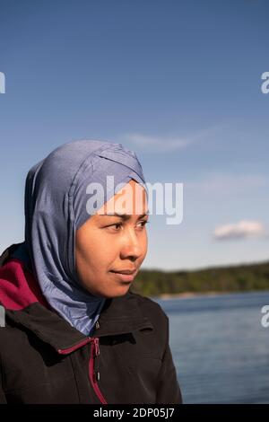 Frau trägt Hijab und schaut weg
