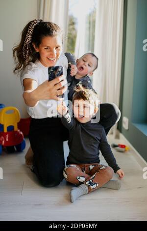 Mutter mit Söhnen, die Selfie machen Stockfoto